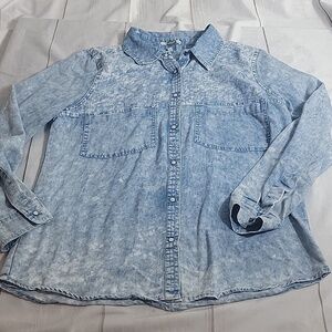 Gimmicks by BKE Perforated Chambray Shirt Light Denim Bleached Super Cute